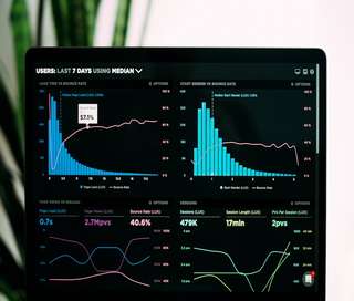 Grafana vs HTML+ECharts：安全运营大屏技术选型指南
